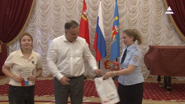 Первый документ. Вручение паспортов