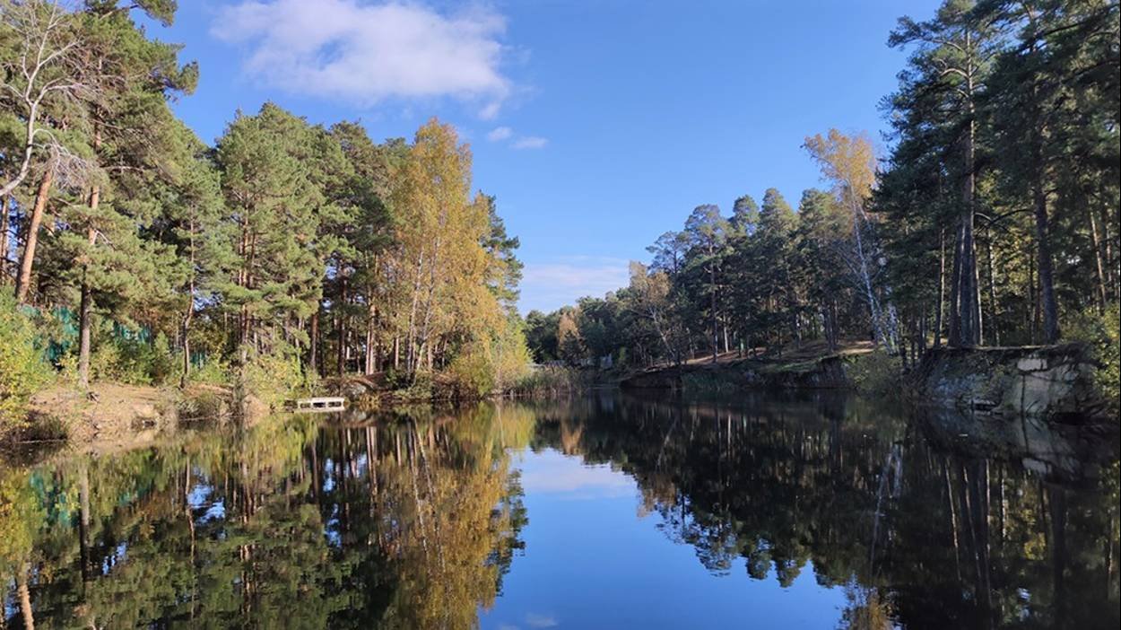 Челябинский осенний парк Гагарина с карьерами. Храм Александра Невского Алое поле. 27.09.2025г.
