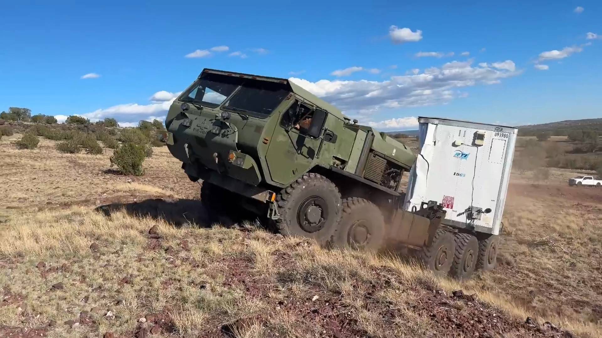 Мёрф тестит мощнецкий военный трак с полуприцепом.