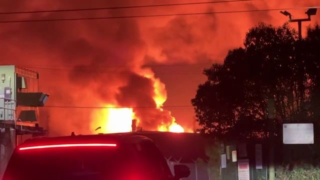 🇺🇸🔥 Ночной взрыв на НПЗ компании "Шеврон" в Лос-Анжелесе.