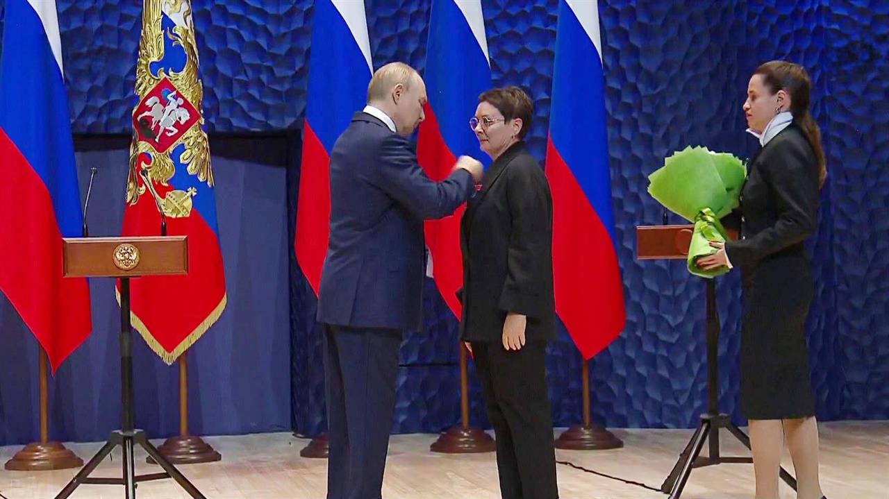 Президент вручил госнаграды педагогам, которые обучали участников специальной военной операции