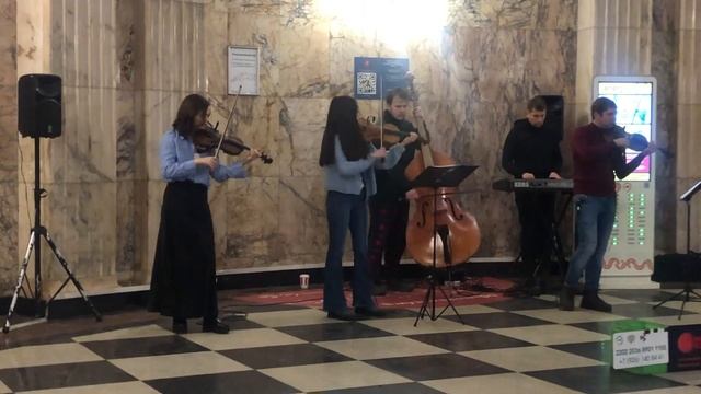 Москва. Метро. Таганская-кольцевая. Скрипка, виолончель и цифровое пианино (1).