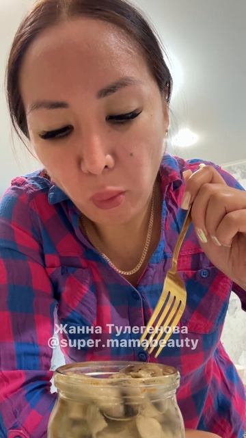 Забыла что в погребе есть маринованные грибочки🙈 #мукбанг #еданакамеру #емнакамеру #asmr #еда