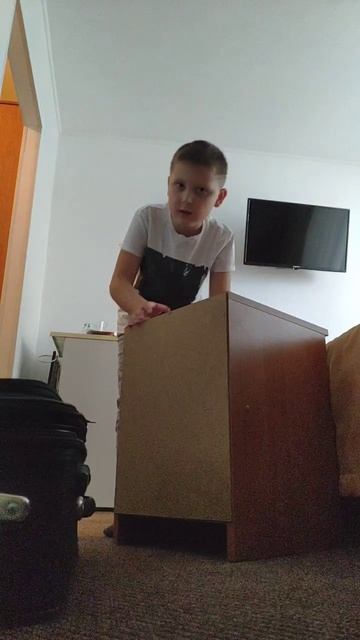 пытаюсь подвинуть тумбочку и мы заехали в отель