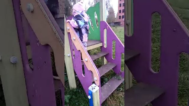 Гуляем с любимой дочкой на детской площадке)