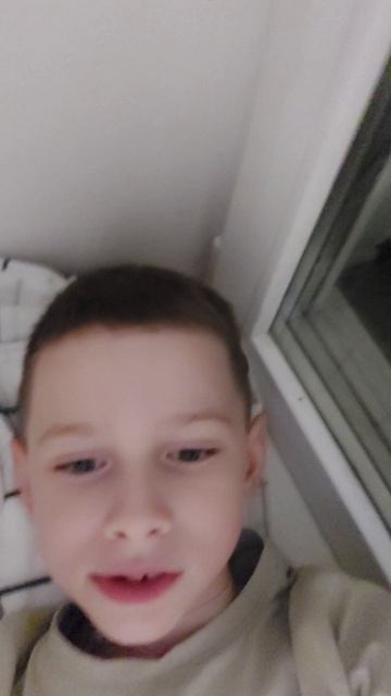 глеб лежыт на подоконнике