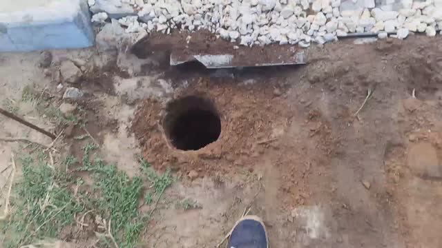 Бурил лунки мотобуром под столбы для навеса .