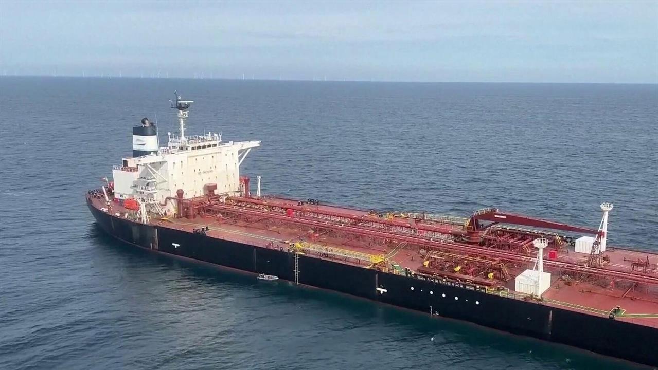 Танкер, задержанный французскими властями в нейтральных водах, продолжил свой путь