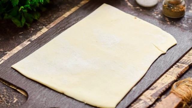 Мешочки из слоеного теста с начинкой