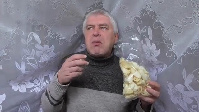 Геннадий Горин кушает картофельные чипсы