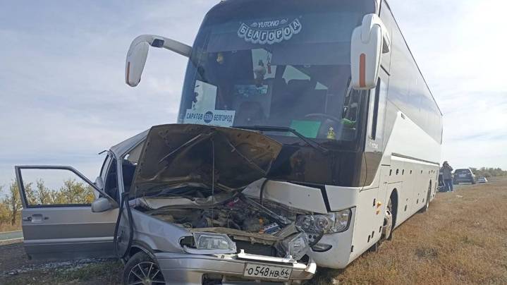 В Саратовской области в ДТП с пассажирским автобусом погиб один человек