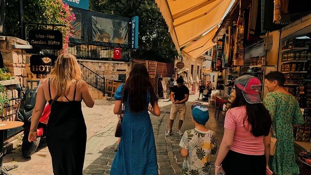 Ангелина в старом городе Антальи, Турция. Короткая прогулка и вкуснейшая мороженька в конце)