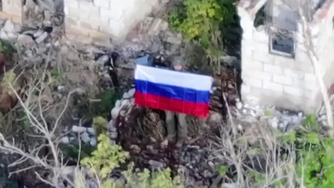 Над населенным пунктом Федоровка в Донецкой народной республике подняты российские флаги