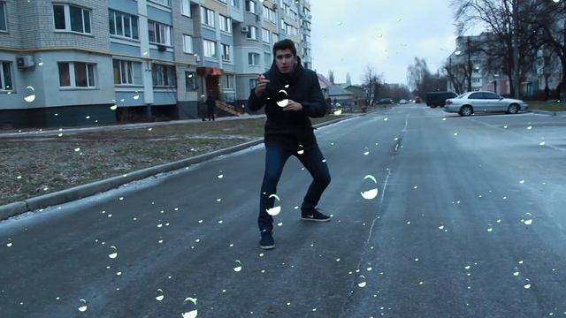 Крутое видео мужчина против дождя