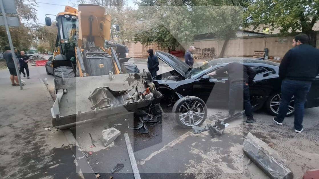 Chevrolet Camaro разбился о ковш трактора в Москве