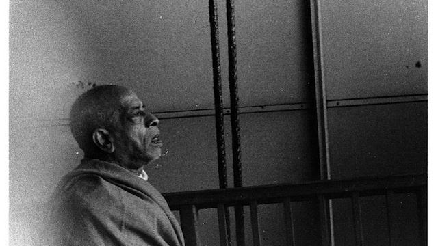 Рассеивающие тьму - Шрила Прабхупада - Русский перевод 1975-03-26 - Майяпур - ЧЧ Ади Лила 01.01.02