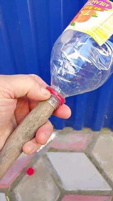 Сделал приспособление для сбора яблок на верхушке яблонь.