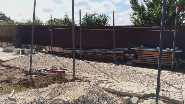 Бурил лунки мотобуром под столбы и бетонировал столбы под навес .