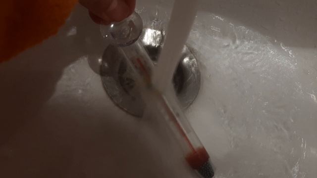 Тест градусника горячей водой