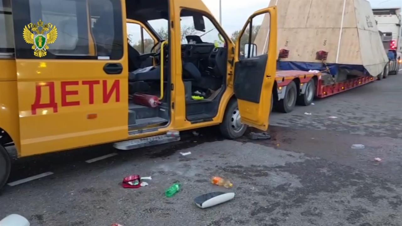 В Приморье автобус с детьми столкнулся с двумя большегрузами: видео