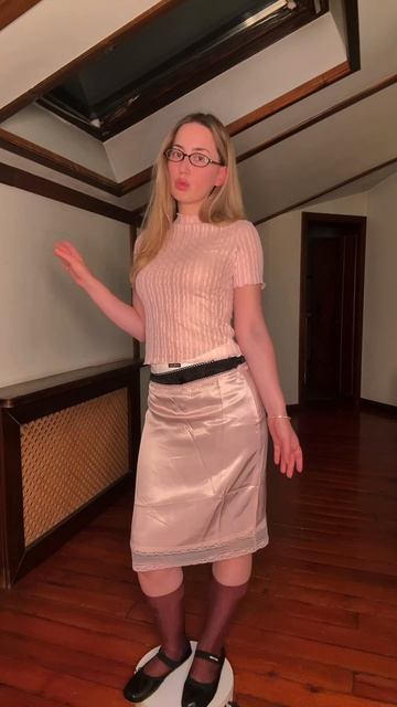 Мой нежный образ в стиле Miu Miu 💗
Розовый топ, двойная юбка, носочки и балетки — всё, как я люблю: