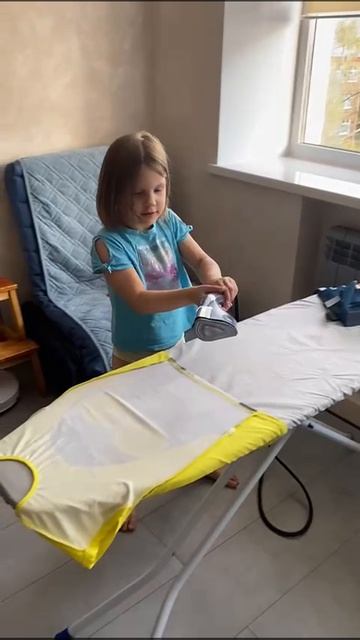 Вещаю как помогать гладить вещи