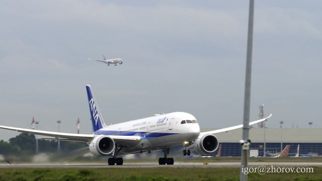 Дримлайнер авиакомпании авиакомпании ANA взлетает из аэропорта Куала Лумпура.