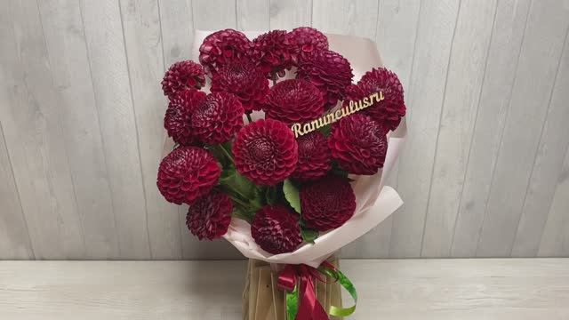 Букет из 19 бордовых георгин