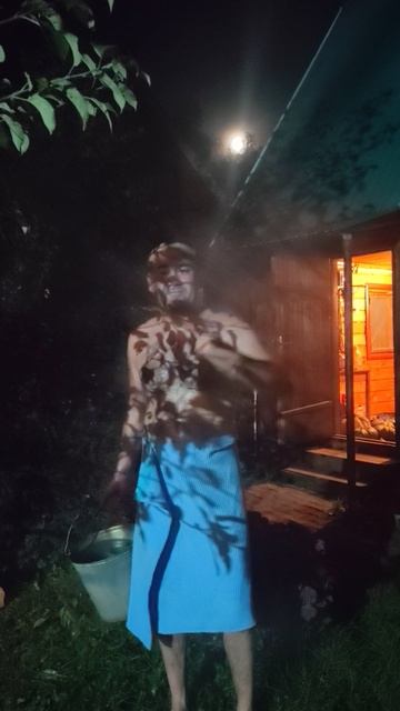 Начинайте обливаться водой со мной вместе.Зимой будем прыгать в снег,🥶
