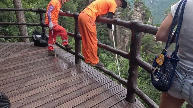Уборщики в парке Чжанцзяцзе