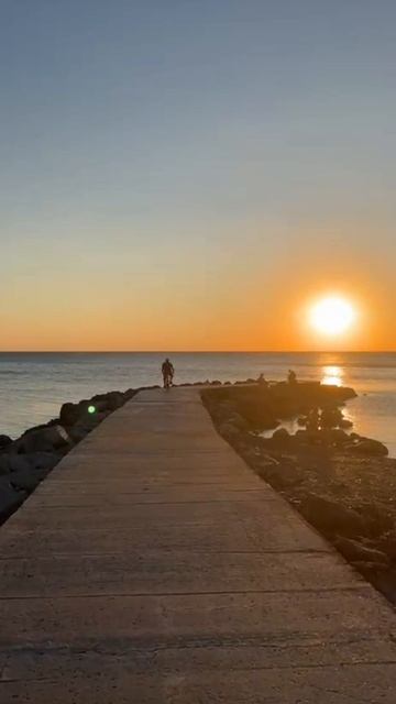 Атом Нейрона смотрю на солнце ☀️ еду на велосипеде 💖