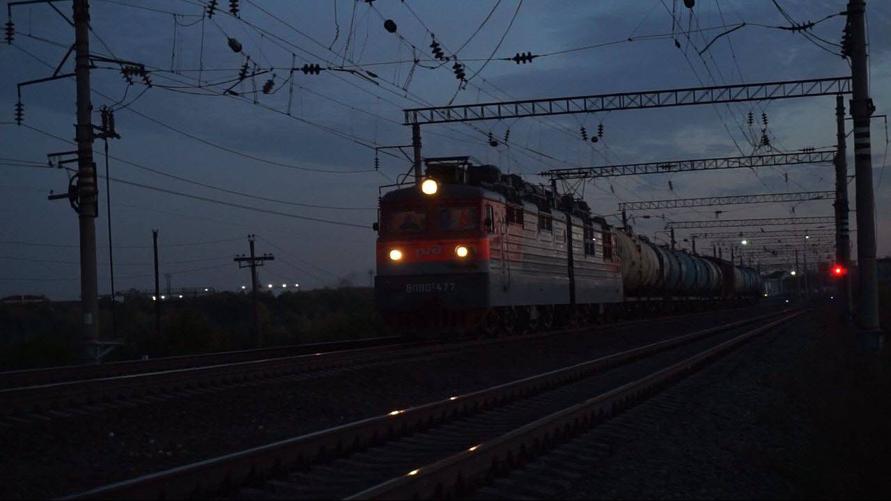 Электровоз ВЛ80С-477 с коротким составом и Луна.