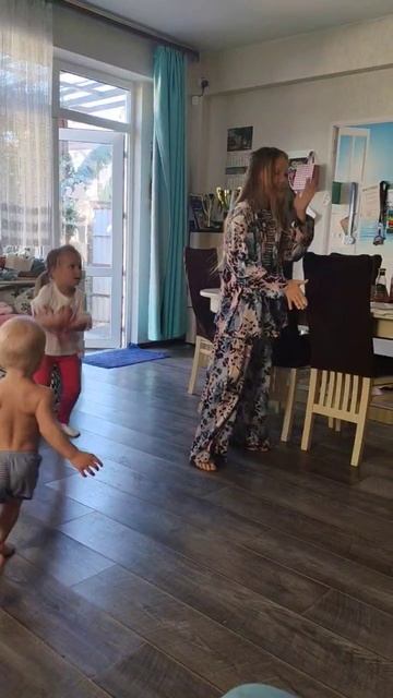 Мариэль танцует дома