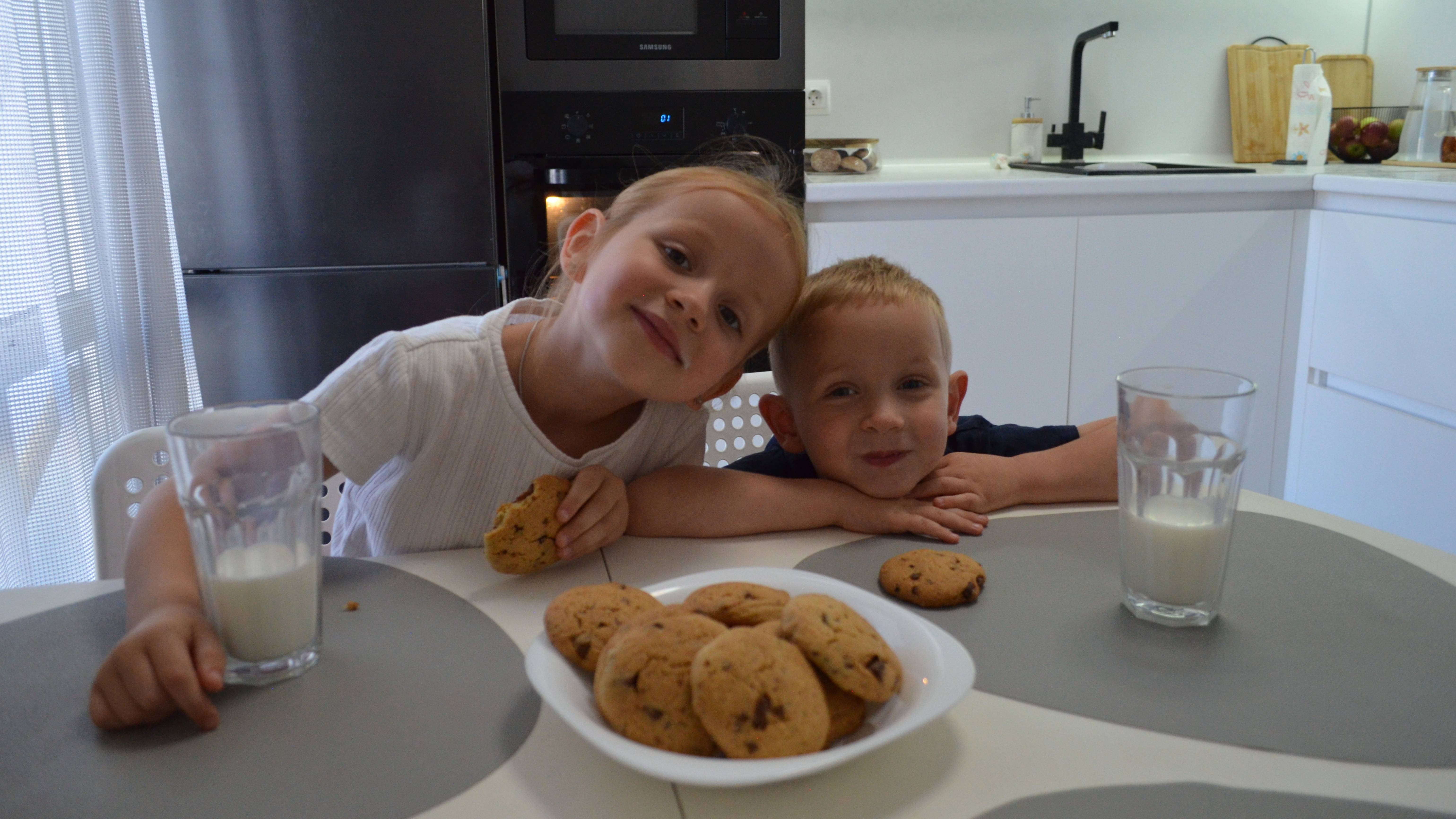 Ника и Максим готовят печенья