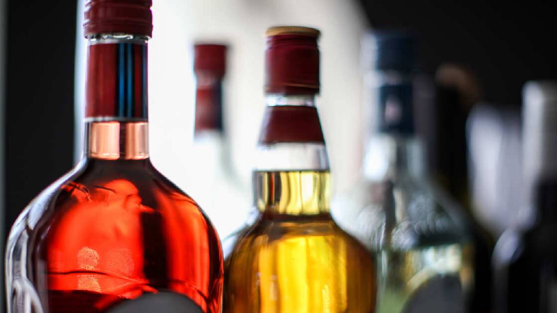 Женщина устроила скандал и разбила пять бутылок виски на таможне в Петербурге