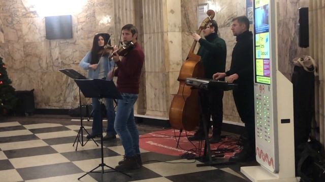 Москва. Метро. Таганская-кольцевая. Скрипка, виолончель и цифровое пианино (3)