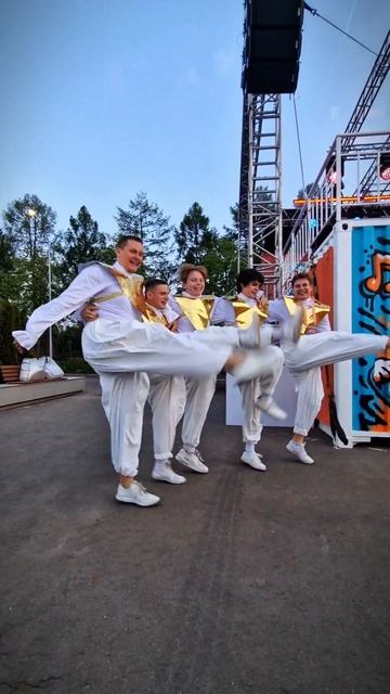 Смотреть со звуком!
Повторили легендарное видел из Питера #спорт #танцы #чирлидинг #шоу #тренировк