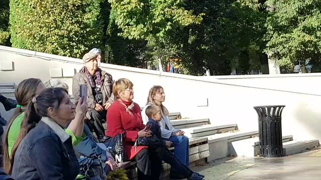 251004 Танец под песню Кошки не похожи на людей люди носят шляпы пальто Татьяна Полищук парк г Орёл