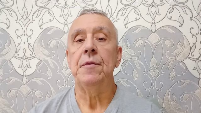 Стояли мы словно чужие Смотрели задумчиво вдаль Молчали деревья большие И прошлого было не жаль...