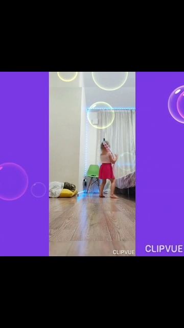Вот даёт, станцевала под сваю любимую песню.