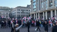 Митингующие ворвались во двор резиденции президента в Тбилиси