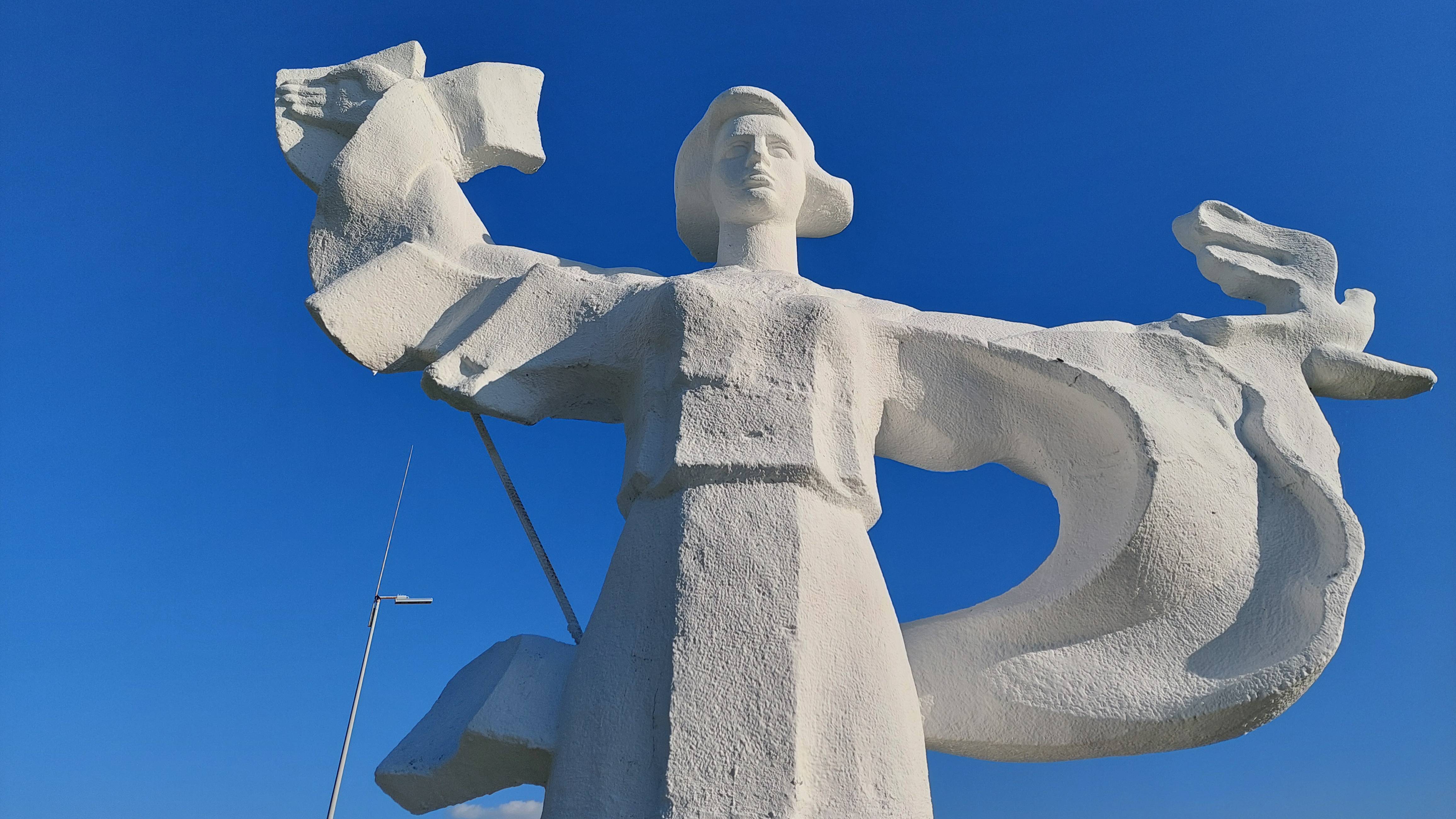 Уникальные скульптуры на трассе М8