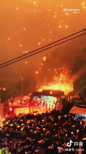 В Китае пошёл огненный дождь с неба.mp4