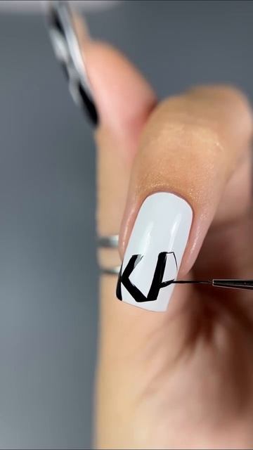 Маникюр под karllagerfeld   90 не верили что это все нарисовано вручную 