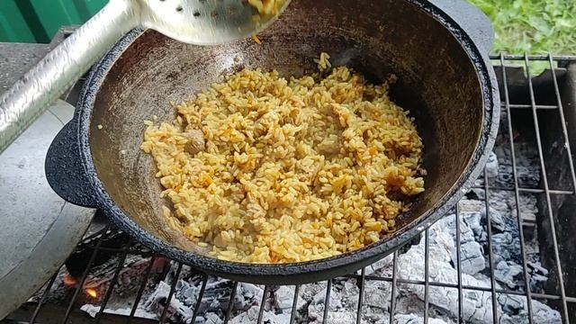 Результат рассыпчатого готового плова в казане