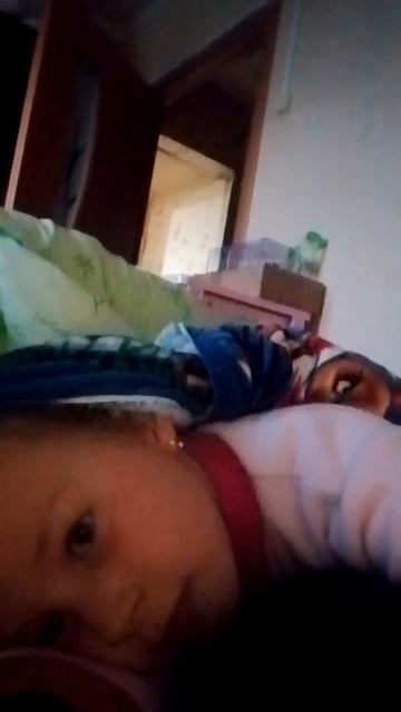 я с душа и весело играю с кошкой.7 звёздочек