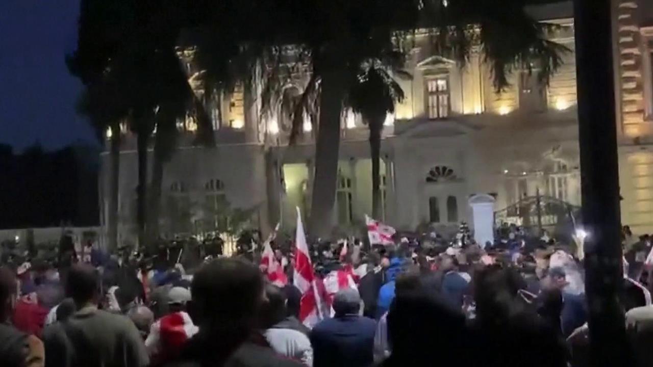 Грузинская оппозиция в день выборов попыталась разжечь в центре Тбилиси новый майдан