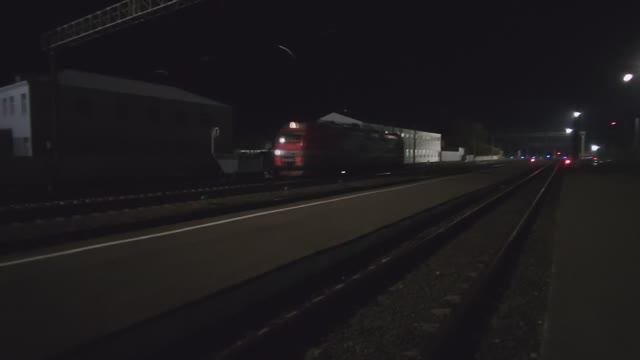 Электровоз ЭП1М-568 (ТЧЭ-8) выполняет маневровые передвижения по станции Ряжск-1.