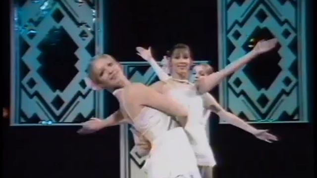 Веселые девушки весело танцуют