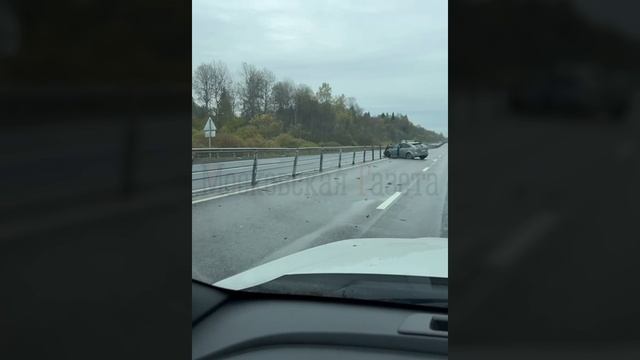 На трассе М-1 «Беларусь» машина врезалась в отбойник, формируется пробка